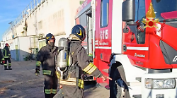 Ditta orafa in fiamme, vigili del fuoco spengono il rogo e trovano un gatto morto asfissiato