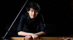 Il pianista Tony Siqi Yun sul palco dello Youth Music Festival di Arezzo