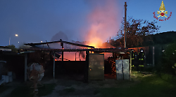 Fiamme in un capanno agricolo a Policiano, intervento dei vigili del fuoco.  Segnalazioni degli automobilisti lungo la sr 71