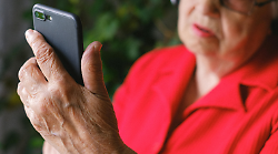 Truffe travestite da sanità: falsi sms e veri inganni. Così entrano nei nostri telefoni per rubarci informazioni e soldi