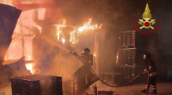 Incendio alla Mb Elettronica di Cortona. Ecco  le due ordinanze del sindaco. Scattano i divieti: fino a martedì stop alla raccolta di frutta e verdura nel raggio di 2 km