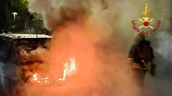 Auto distrutta dalle fiamme, al lavoro vigili del fuoco e carabinieri