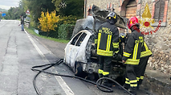 Auto a metano va a fuoco sulla regionale 71, i vigili del fuoco domano le fiamme