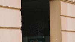 Va a fare un bancomat, ma trova soldi sulla fessura. Li riporta in banca