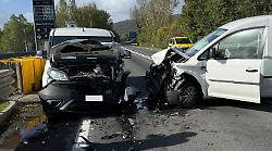 Scontro tra due auto lungo il raccordo Arezzo-Battifolle: donna di 50 anni soccorsa e trasferita in ospedale
