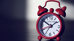 Torna l'ora solare, per una notte si dorme di più. Ma ha più senso spostare le lancette due volte l'anno?