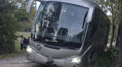 La gita finisce nel fango, l'autobus va fuori strada e si impantana nella fossetta. Arrivano i vigili del fuoco