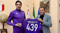 439 volte con la maglia della Castiglionese, il sindaco Agnelli premia Daniele Menchetti