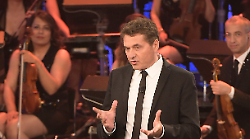 Lo Spaesato, Teo Mammucari tra misteri di luna piena e risate contadine nel cuore della Ciociaria. Le anticipazioni