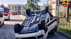 L'auto si ribalta dopo lo scontro: 80enne ferito, trasportato con l'elisoccorso al policlinico di Siena