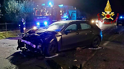 Scontro tra auto sulla Sr71, due ventenni incastrati nell'abitacolo liberati dai vigili del fuoco e portati in ospedale dal 118