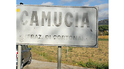 Ma Camucia e Cortona meritano un cartello in queste condizioni? Cittadini segnalano: è vecchio e malridotto