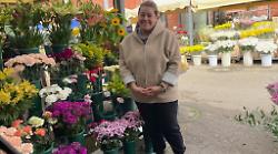 Oggi il giorno dedicato ai defunti,  ma calano le visite ai cimiteri. Chiara Malentacchi fioraia: "Almeno del 50 per cento in dieci anni"