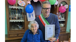 Compie 100 anni e chiede al sindaco un libro di storia sul suo paese