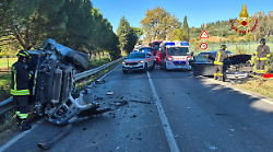 Spaventoso scontro fra auto sulla Sr71 poi una si ribalta su un fianco: ci sono due feriti 