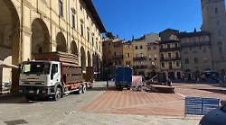 Arezzo, comincia la costruzione del Villaggio Tirolese in piazza Grande