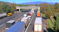 In A1 caos nel giorno del battesimo del divieto di sorpasso ai tir: incidente causa coda di chilometri sulla nord tra Incisa e Arezzo