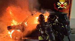 Auto distrutta dalle fiamme, intervento dei vigili del fuoco a Terranuova Bracciolini