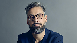 Il giorno di Brunori: parole e musica tra Foiano e Castiglion Fiorentino. L'incontro al Book Festival e il concerto al teatro Spina