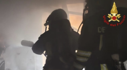 Cucina in fiamme, donna coinvolta nell'incendio: soccorsa e trasportata in ospedale