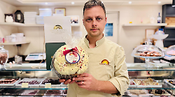 Cioccolata, yogurt e pasticceria nel negozio del centro che riapre dopo essere stato punto di riferimento della telefonia