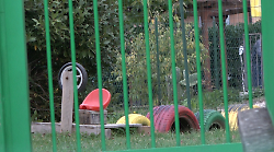 Il bimbo di 2 anni impigliato e morto soffocato all'asilo, il giubbottino, l'inchiesta per omicidio colposo