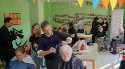 Quando la bellezza fa comunità: parrucchieri ed estetiste della Cna  portano sorrisi e cure agli anziani della casa famiglia