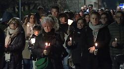 Luci, dolore e lacrime per il piccolo Leo, morto all'asilo a 2 anni. In 2mila alla fiaccolata