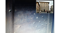 Ladri di chiodi (antichi) a Palazzo Casali, depredato il portone del Museo dell'accademia etrusca e della città