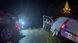 Donna ferita nello scontro tra due auto sul raccordo Bettolle - Perugia. Estratta dai vigili del fuoco