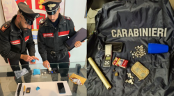 Ragazza di 18 anni tradita dall'odore della droga: arrestata. Dentro anche un 44enne