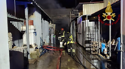 Incendio nella ditta orafa, i vigili del fuoco intervengono e limitano i danni