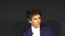 Prada, Lorenzo Bertelli presidente esecutivo di Versace: i suoi piani. Il Gruppo vola: fatturato verso i 7 miliardi