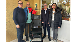 Speciale poltrona meccanica alla scuola primaria per facilitare l'accesso dei bambini con problemi di mobilità