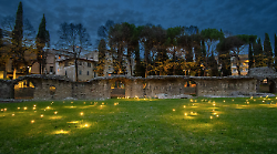 La Città del Natale illumina anche l'Anfiteatro di Arezzo: ecco l'installazione Firefly Field