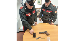 Cocaina e pistola nell'auto con tre persone a bordo: uno arrestato e uno segnalato per uso di droga