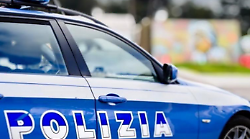 Semina il terrore in casa e dopo la fuga in bici viene arrestato per maltrattamenti in famiglia 