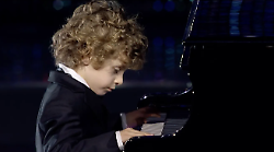 Alessandro bambino prodigio ha compiuto 7 anni e sogna il pianoforte. Nella torta la foto di Peppino di Capri