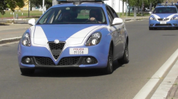 Spacca il vetro della porta del negozio di elettronica e ruba i soldi della cassa: arrestato con 8 ovuli di cocaina in bocca