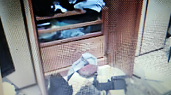 Cassaforte in casa aperta con la mola dai ladri e all'esterno dell'abitazione strani segni per individuare l'obiettivo