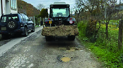 Quindici famiglie si tappano le buche da sole. "Il Comune non ci ascolta, la strada è pericolosa"