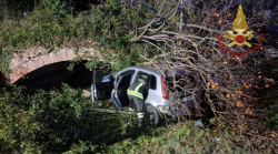 Quattro giovani feriti nell'auto fuori strada nella notte sulla Sr71, uno estratto dai vigili del fuoco