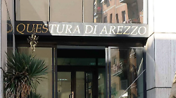 Ruba una collana da 2 mila euro fingendo di dover fare un regalo alla madre: rintracciato e denunciato dalla Polizia