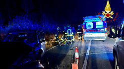 Scontro frontale fra due auto: quattro persone coinvolte. Feriti intrappolati tra le lamiere