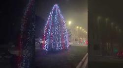 Arezzo, in piazza Guido Monaco il gioco di luci dell'albero di Natale. Il video