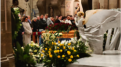 Folla al funerale dell'orafo Mario Paglicci morto con l'elicottero. L'ultimo colloquio con don Alvaro. La promessa della figlia
