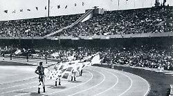 Arriva la fiamma olimpica: anche gli Sbandieratori di Arezzo tra i tedofori nel ricordo della partecipazione a Messico '68