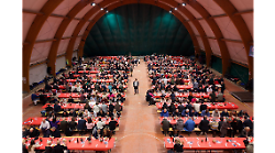 In 600 alla maxi tavolata serviti da volontari e amministratori per raccogliere soldi donati alla Caritas