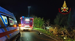Auto finisce fuori strada dopo un incidente lungo il raccordo Arezzo-Battifolle