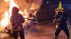Auto in fiamme: intervento dei vigili del fuoco a Montevarchi